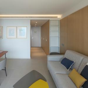Salón con escritorio de una habitación del Parador de Aiguablava