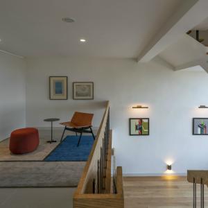 Área de descanso en las escaleras de madera en el Parador de Aiguablava