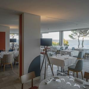 Comedor con vistas a la Costa Brava del Buffet de desayuno del restaurante del Parador de Aiguablava