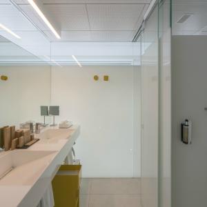 Baño y ducha de una habitación del Parador de Aiguablava