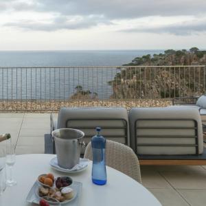 Champán al atardecer en la terraza con vistas del Parador de Aiguablava