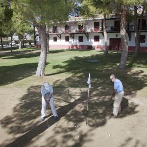 Una pareja emboca en el Putt Green en el campo de golf del Parador de Albacete