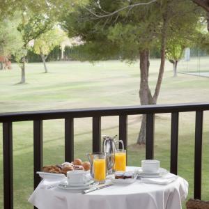 Desayuno con vistas al campo de golf en la balconada de madera del Parador de Albacete
