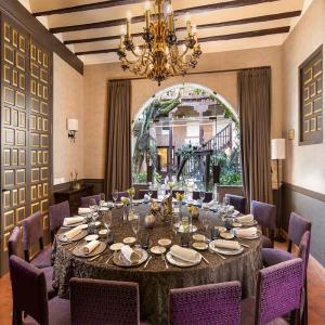 Mesa redonda lista para banquete en el Parador de Alcalá de Henares