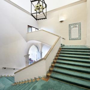 Escaleras de acceso a las habitaciones del Parador de Alcañiz