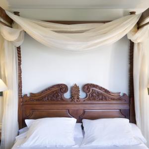 Detalle de cama con dosel en habitación doble superior matrimonio del Parador de Alcañiz