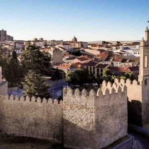 Casco histórico de Ávila con la muralla en primer plano