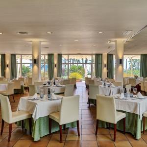 Restaurante del Parador de Benicarló con amplio ventanal al jardín al fondo