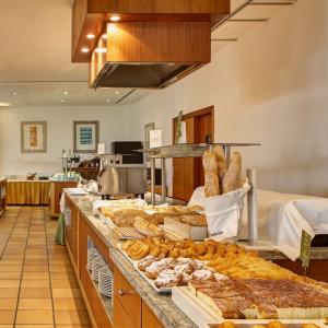 Bollería y pastelería en el bufé de desayuno en el Parador de Benicarló
