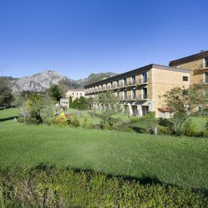 Jardines y parque infantil del Parador de Cangas de Onís