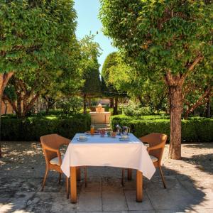 Desayuno para dos en la terraza del jardín del Parador de Chinchón