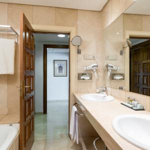 Baño completo en habitación doble estándar del Parador de Córdoba