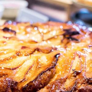 Tarta de manzana en el bufé de desayuno del Parador de Cuenca