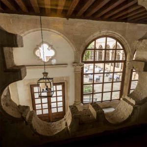 Vista del claustro acristalado del Parador de Cuenca desde una balaustrada interior