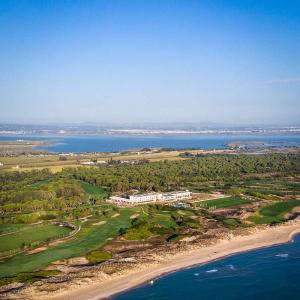 Vista aérea del Parador de El Saler, el campo de golf y el Parque Natural de la Albufera