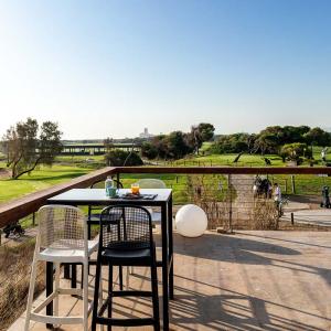 Mesa baja en la terraza del Parador de El Saler con el campo de golf al fondo