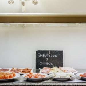 Embutidos y quesos en el desayuno bufé del Parador de Gredos