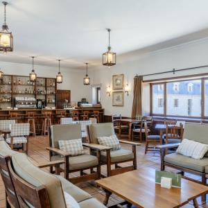 Sofás y sillones en la cafetería del Parador de Gredos