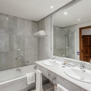 Baño completo en habitación doble estándar en el Parador de Gredos