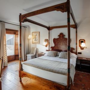 cama con dosel en habitación doble superior en el Parador de Gredos