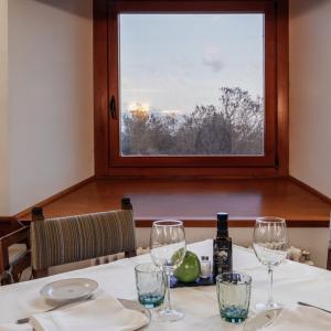 Mesa con vistas a la sierra en el Restaurante del Parador de Gredos