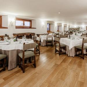 Mesas redondas en el Restaurante del Parador de Gredos