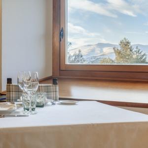 Ventana con vistas a la sierra en el Restaurante del Parador de Gredos