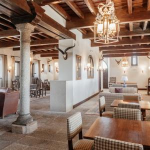 Mesas y sofás en la cafetería Río Alberche del Parador de Gredos
