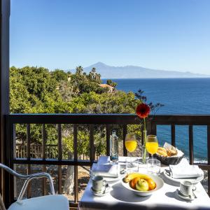 Desayuno en un balcón al mar de una habitación del Parador de La Gomera