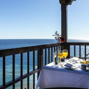 Desayuno en una terraza al mar de una habitación del Parador de La Gomera