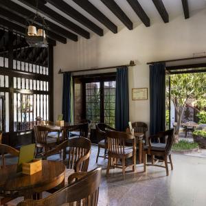Cafetería y jardín interior del Parador de La Gomera