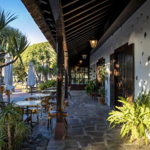 Soportales y terraza en el Jardín del Parador de La Gomera