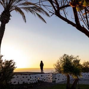 Una mujer contempla la puesta de sol en el Jardín del Parador de La Gomera