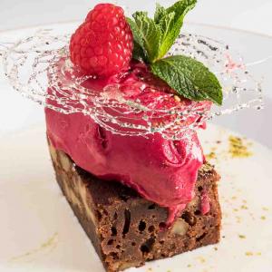 Brownie templado con helado de fresa en el restaurante del Parador de La Seu d’Urgell