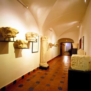 Restos de columnas en los pasillos Parador de Mérida