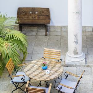 Mesa en terraza en el patio interior del Parador de Mérida