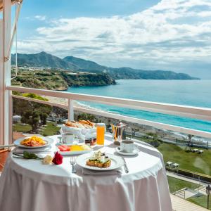 Desayuno con vistas al mar en la terraza de una Suite del Parador de Nerja