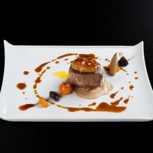 Solomillo con cebón con foie y salsa de trufa en el restaurante del Parador de Oropesa