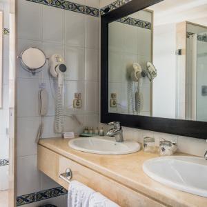 Baño completo en habitación doble estándar del Parador de Oropesa