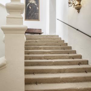 Escaleras de piedra de acceso a las habitaciones del Parador de Zafra