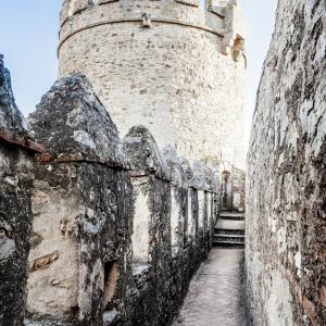 Paseo sobre la muralla del Parador de Zafra con una torre al fondo
