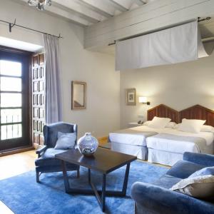 Habitación con sofás y gran ventanal en el Parador de Zamora