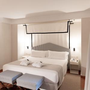 Habitación con medio dosel del Parador de Jarandilla de la Vera