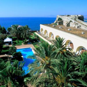 Vista aérea de la piscina exterior del Parador de Ceuta