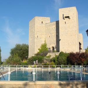 Piscina exterior del Parador de Jaén con el Castillo al fondo
