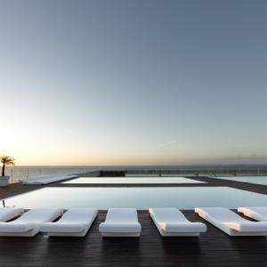 Tumbonas de relax en la piscina exterior del Parador de Cádiz 