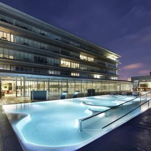 Piscina terapéutica con múltiples sistemas de hidroterapia en la piscina exterior del Parador de Cádiz 