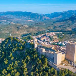 Vista aérea del castillo con Jaén de fondo
