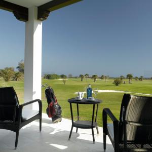 Terraza con vistas al campo de golf el Parador de Málaga Gibralfaro