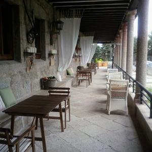 Zonas de descanso en una terraza del Parador de Gredos